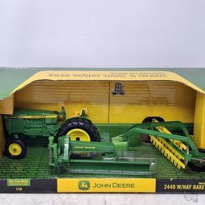 1/16 John Deere Green Tractor with Hay Rake & Blade